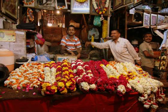 Flower necklace sellers