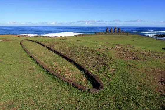 Canoe shaped house foundation