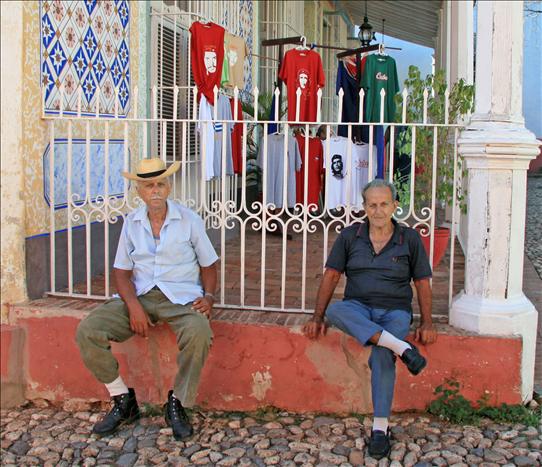 Men juxtaposed with Che souvenirs