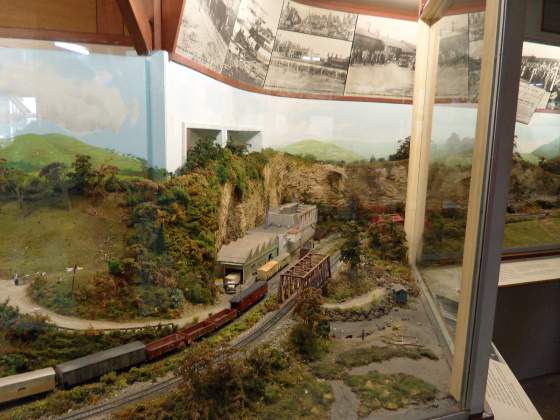 Model Train   MOMAT