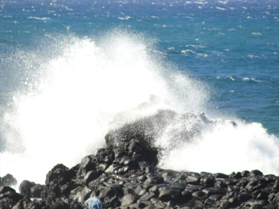 Waves crashing @ Mo'omomi Bay